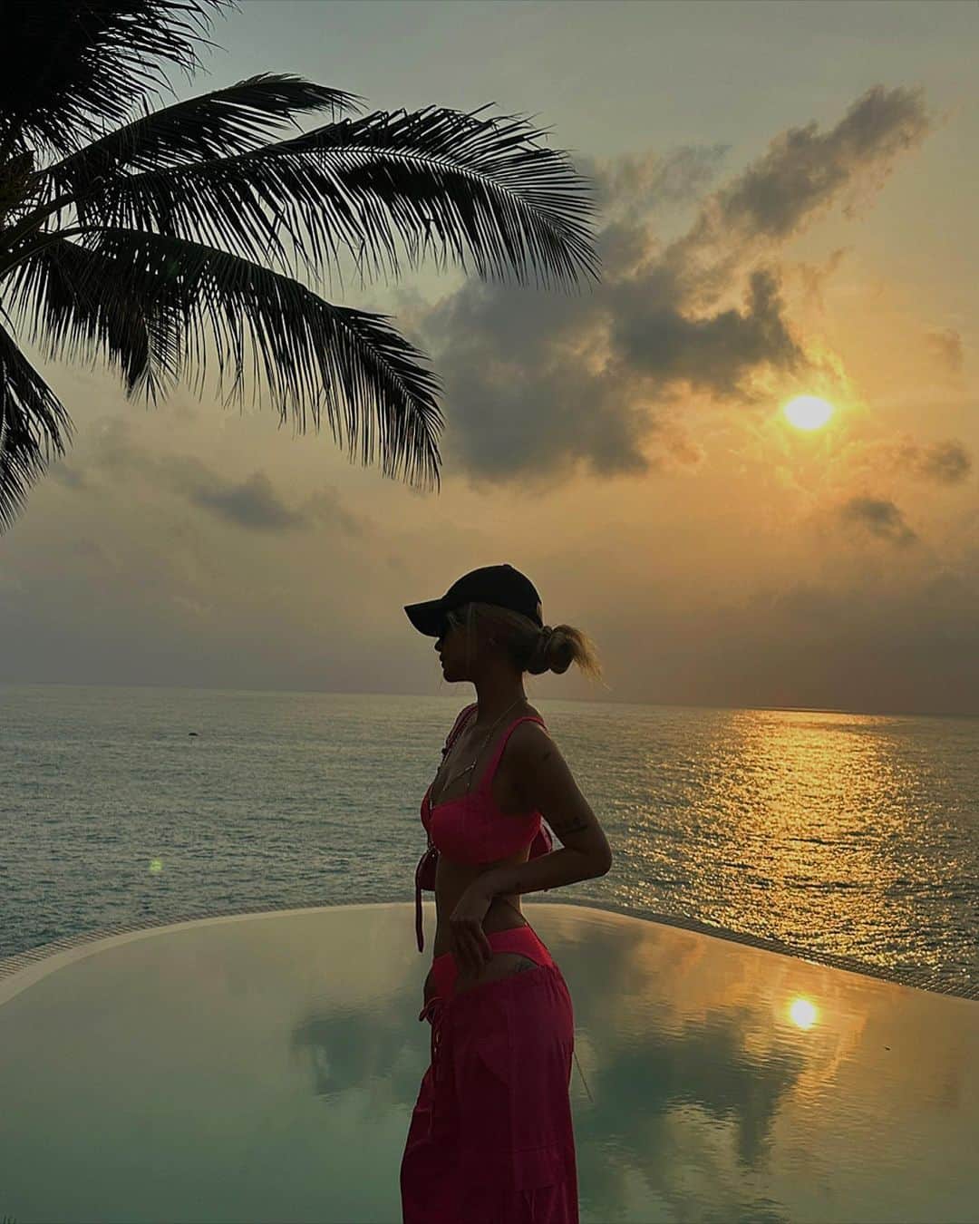 林咖安（Lyla）のインスタグラム：「#calmyourmind   最近開始大量運動 雖然腹直肌還在慢慢靠近的路上 不過堅持訓練自己✊🏻 也是對健康的負責任之一🫶🏼💕  （ 期待這週其他的運動項目😘 ）  #nitenite  #keephealthy」