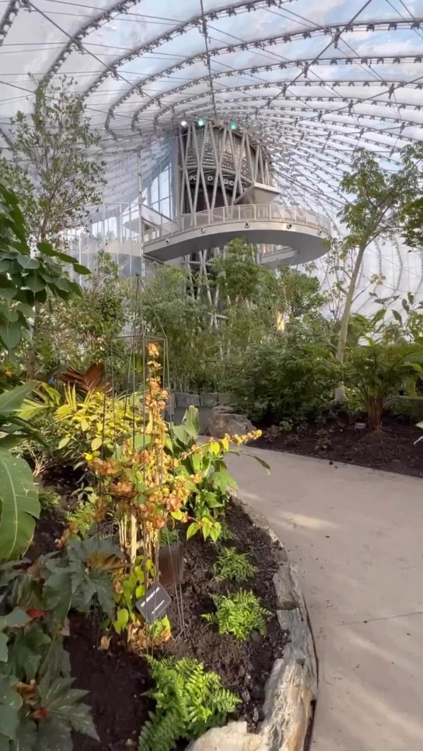 Explore Canadaのインスタグラム：「There are so many things to do in Winnipeg this summer. Here are just five things to add to your list!   1. The Forks: @theforkswinnipeg has been a place of significance for over 6,000 years. Take a guided tour to learn more about the history or venture into The Forks Market to find vendors & shops, as well as the Market Food Hall.   2. The Leaf - Canada’s Diversity Gardens: Located in @assiniboine_park, the outdoor Gardens at The Leaf are made up of almost 30 acres of blooms and five themed areas.   3. The Exchange District: Whether you’re staying at a hotel within its limits or just visiting it for the day, the @exchangedistrictwpg maintains its charm with historic turn-of-the-20th-century warehouse buildings that are now home to boutiques, restaurants, cocktail bars and more.   4. Winnipeg’s Culinary Scene: Winnipeg is known for its food scene, so much so that it might be worth the trip alone. Featured in this video are just a few of the amazing spots you need to check out: @ilovenuburger, @gatherattheleaf, @theroostwpg on Corydon, @feteicecreamcoffee and @peasantcookerywpg.   5. Summer Festivals: Winnipeg is one of the most consistently sunny cities in Canada and we jam pack those sunny hours full of incredible summer festivals.   Often called the festival of the summer, the @winnipegfolkfestival attracts tens of thousands every year. Bringing together emerging and well-established artists, the Winnipeg Folk Fest is at its core, a celebration of folk music. July 6 to 9, 2023.   @folklorama is the largest multicultural event of its kind in the world. For 14 days in August, Folklorama offers just a small taste of cultures around the globe. Over 40 pavilions are scattered around the city in the two week period, Aug 6 to 19, 2023.   @redriverex has long been a staple of Manitoba summers. The Red River Ex is jam-packed with rides for all ages, carnival games and plenty of food vendors - June 16 to 25, 2023.   📷: @travelmanitoba 📍: @tourismwinnipeg, @travelmanitoba   #ExploreMB」