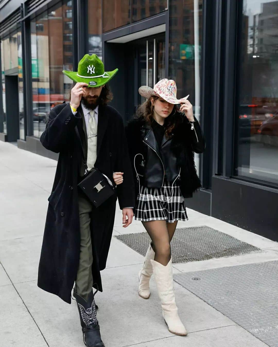 NYFW（ニューヨークファッションウィーク）さんのインスタグラム写真 - (NYFW（ニューヨークファッションウィーク）Instagram)「Birds of feather flock together 👯‍♂️ #StreetStyle outside of #PrivatePolicy #FW23 show. #StreetsOfNYFW」5月23日 1時01分 - nyfw