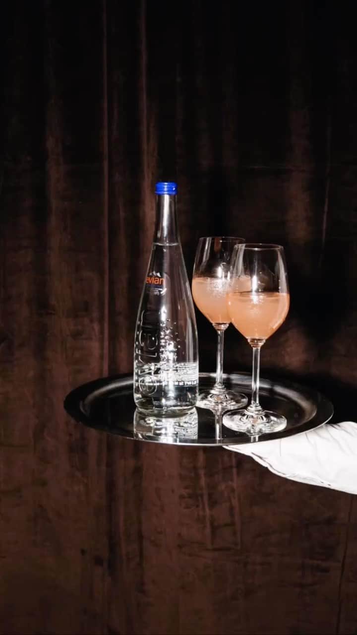 evianのインスタグラム：「An elegant dinner in New York City 🗽  This unique @we.are.ona event featured a gastronomic dinner curated by @mory_sacko_ that was complemented by evian mineral water and incredible interior design @HarryNurriev🍽️  To discover premium culinary experiences like this, download @the.chefs.guide today.  📸 @tanchv」
