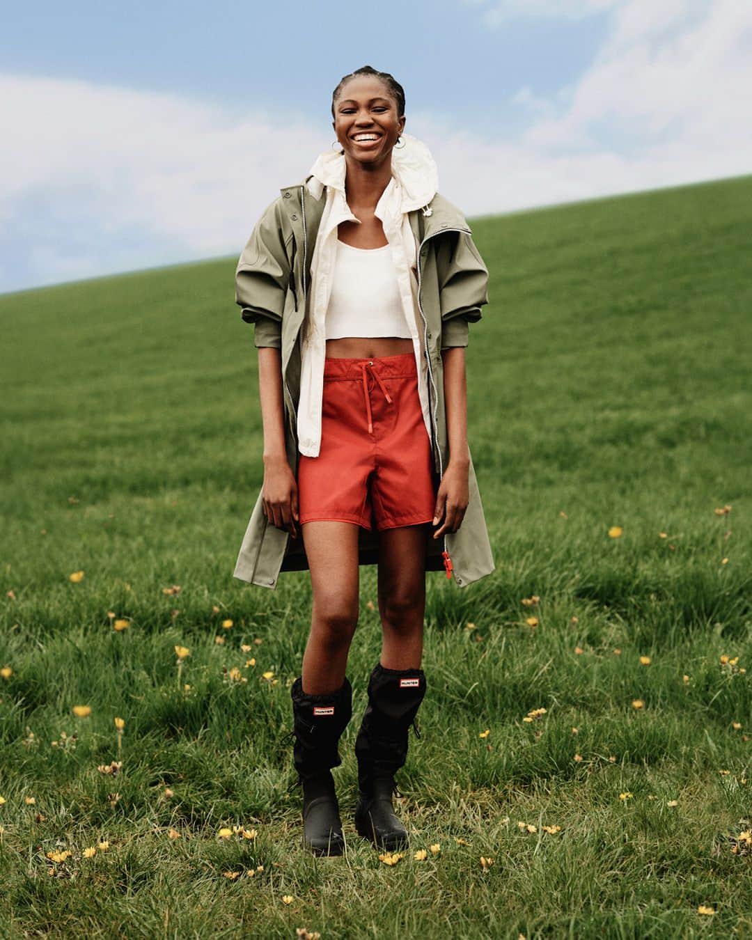 ハンターブーツのインスタグラム：「With festival season almost upon us, this week we launch our new festivals campaign ☀️ a celebration of our Original Wellington Boot as a decades-long icon of festival style. ⁣ ⁣ Tap to shop the latest iterations now, including our new packable Original Travel Wellington Boot.⁣ ⁣ Thanks to our team⁣ Photographer: @JamesRobjant⁣ Still life photographer: @DougalMacArthur⁣ Stylist: @Harry_Lambert⁣ Model: @RhennyAlade ⁣ ⁣ #HunterFestivals⁣ #HunterBoots」
