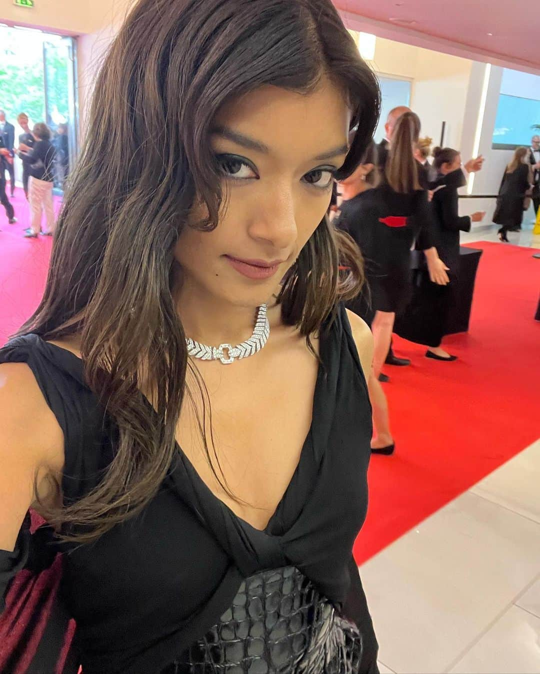 ローラさんのインスタグラム写真 - (ローラInstagram)「I was invited to the Cannes film festival as a ambassador of @boucheron ✨ After the red carpet, we watched the movie “The zone of interest” directed by Jonathan Glazer. Although at first it felt like I was watching a simple art movie…but after the movie finished,,, the emotions came straight to my heart, deeply,,,!! I had such a wonderful time in Cannes. I’m very grateful to be involved with Bouchron. Thank you this amazing experience ☺️❤️  ブシュロンのジュエリーアンバサダーとしてフランスのカンヌ国際映画祭でレッドカーペットを歩かせて頂いたよ❤️ 歩いたらそのままみんな映画館の中に入ってノミネートをされた映画を観るんだけどね、今回はJonathan Glazerさんの“The zone of Interest”という作品を観賞したよ❕とてもシンプルで自然と、夫婦の関係、戦争についてのお話で言葉数がすくなくて、まるでアート美術館でアートをみているような気分だったんだけどね、、終わったあとに、とても考えさせられるような心の奥深くに何かが刺さるような氣持ちになったよ🎬  とても素敵な経験をプレゼントしてくれてありがとうブシュロンさん @boucheron 🤍」5月23日 1時07分 - rolaofficial