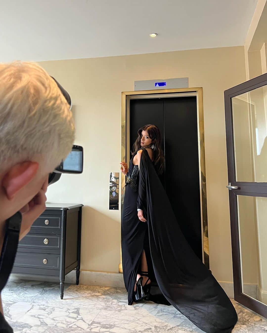 ローラさんのインスタグラム写真 - (ローラInstagram)「I was invited to the Cannes film festival as a ambassador of @boucheron ✨ After the red carpet, we watched the movie “The zone of interest” directed by Jonathan Glazer. Although at first it felt like I was watching a simple art movie…but after the movie finished,,, the emotions came straight to my heart, deeply,,,!! I had such a wonderful time in Cannes. I’m very grateful to be involved with Bouchron. Thank you this amazing experience ☺️❤️  ブシュロンのジュエリーアンバサダーとしてフランスのカンヌ国際映画祭でレッドカーペットを歩かせて頂いたよ❤️ 歩いたらそのままみんな映画館の中に入ってノミネートをされた映画を観るんだけどね、今回はJonathan Glazerさんの“The zone of Interest”という作品を観賞したよ❕とてもシンプルで自然と、夫婦の関係、戦争についてのお話で言葉数がすくなくて、まるでアート美術館でアートをみているような気分だったんだけどね、、終わったあとに、とても考えさせられるような心の奥深くに何かが刺さるような氣持ちになったよ🎬  とても素敵な経験をプレゼントしてくれてありがとうブシュロンさん @boucheron 🤍」5月23日 1時07分 - rolaofficial