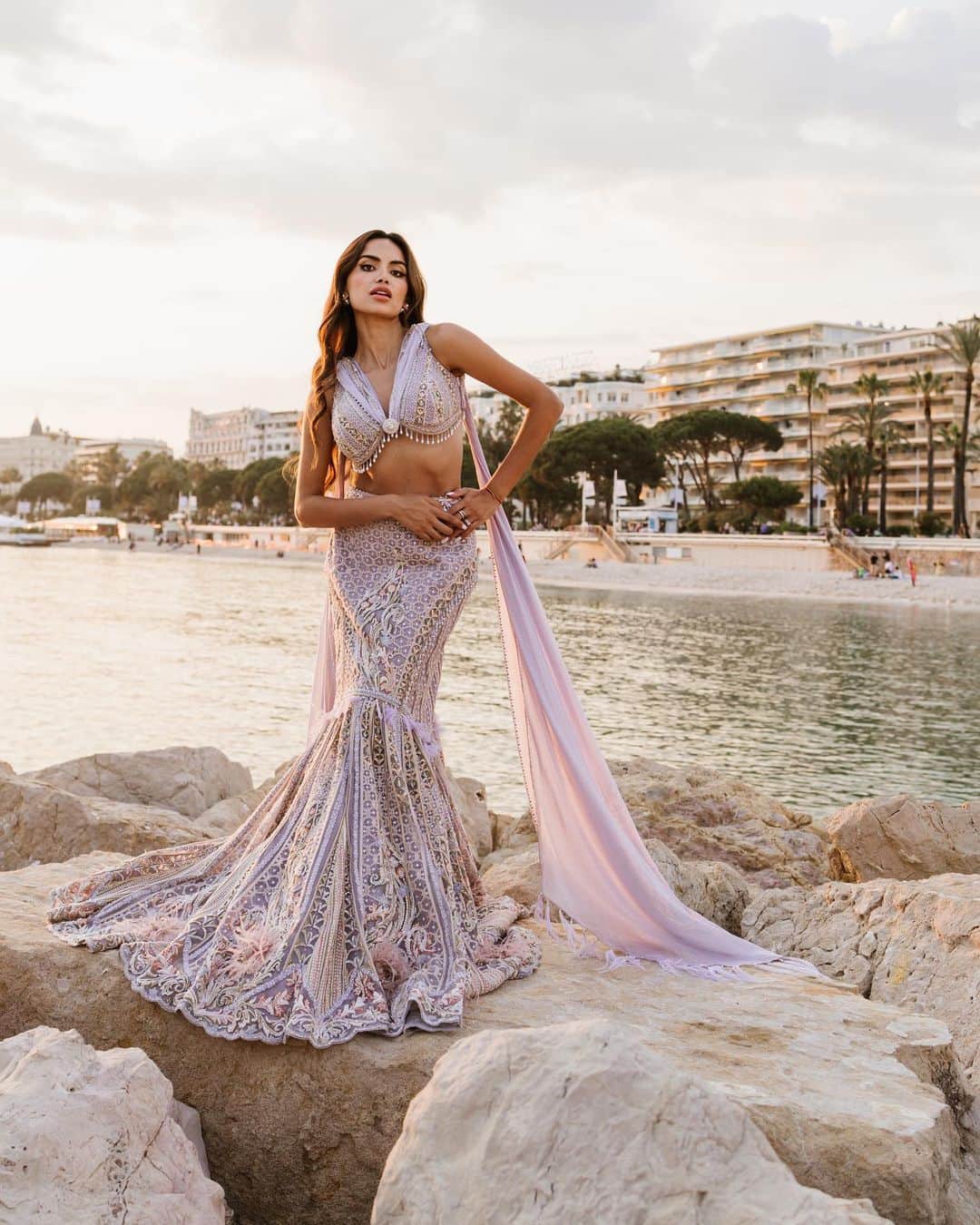 Diipa Büller-Khoslaのインスタグラム：「This @eeksha_official lehenga got me feeling like a desi mermaid 🧜‍♀️🌊  This wearable art is beautifully created by @ashwin__121   I wore this stunning ensemble at a remarkable premiere at a prestigious event hosted by Campari, during the renowned film festival✨🎬  #EekshaMuse #EekshaMagic #EekshaCannes #Cannes2023  Shot by @natashagillett.art  Make-up by @tina_derkse」