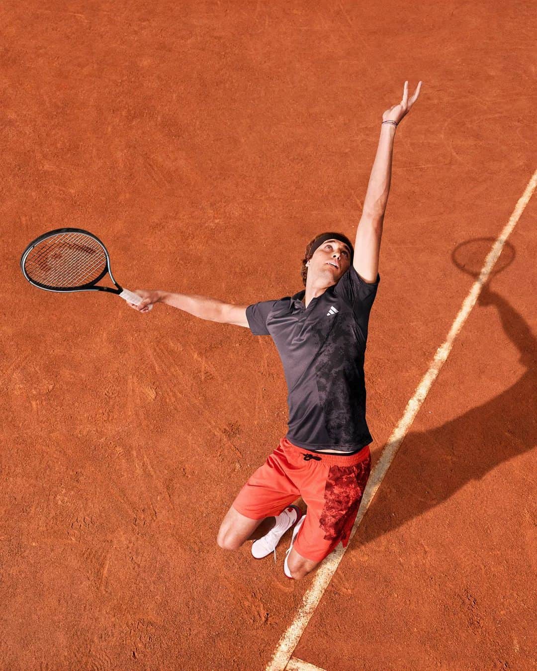 アレクサンダー・ズベレフのインスタグラム：「It’s time to fire it up 🔥  #makeyourpoint #adidastennis」