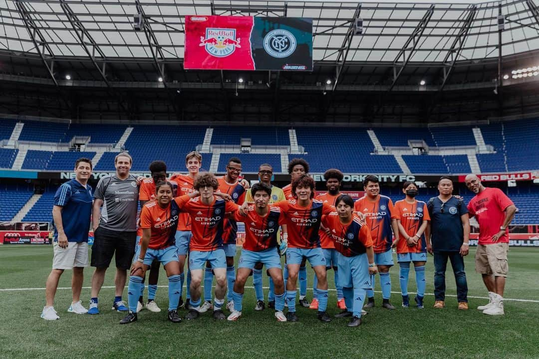 ニューヨーク・シティFCさんのインスタグラム写真 - (ニューヨーク・シティFCInstagram)「Earlier this month the #NYCFC Unified Soccer Team played against the Red Bulls Unified Soccer Team at Red Bull Arena.    Show some love to the 721M City Hawks squad as they prepare for @sowg_berlin2023 in Germany next month 🧡💙」5月23日 1時15分 - nycfc