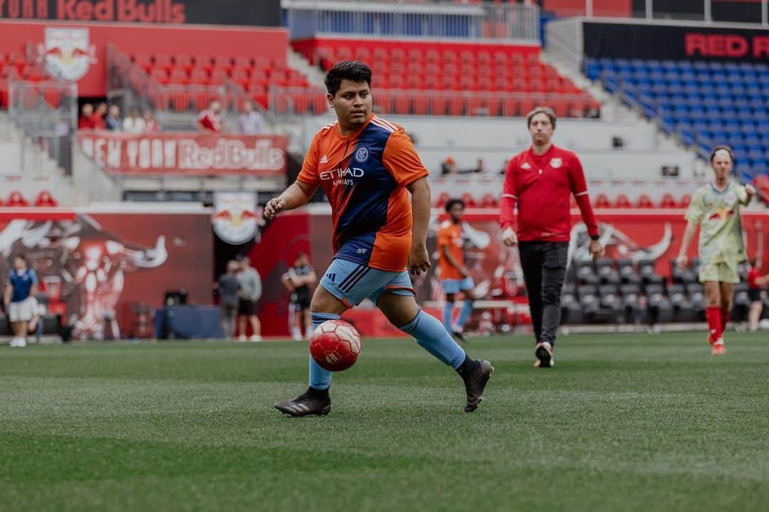 ニューヨーク・シティFCさんのインスタグラム写真 - (ニューヨーク・シティFCInstagram)「Earlier this month the #NYCFC Unified Soccer Team played against the Red Bulls Unified Soccer Team at Red Bull Arena.    Show some love to the 721M City Hawks squad as they prepare for @sowg_berlin2023 in Germany next month 🧡💙」5月23日 1時15分 - nycfc