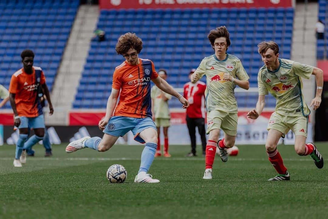 ニューヨーク・シティFCさんのインスタグラム写真 - (ニューヨーク・シティFCInstagram)「Earlier this month the #NYCFC Unified Soccer Team played against the Red Bulls Unified Soccer Team at Red Bull Arena.    Show some love to the 721M City Hawks squad as they prepare for @sowg_berlin2023 in Germany next month 🧡💙」5月23日 1時15分 - nycfc