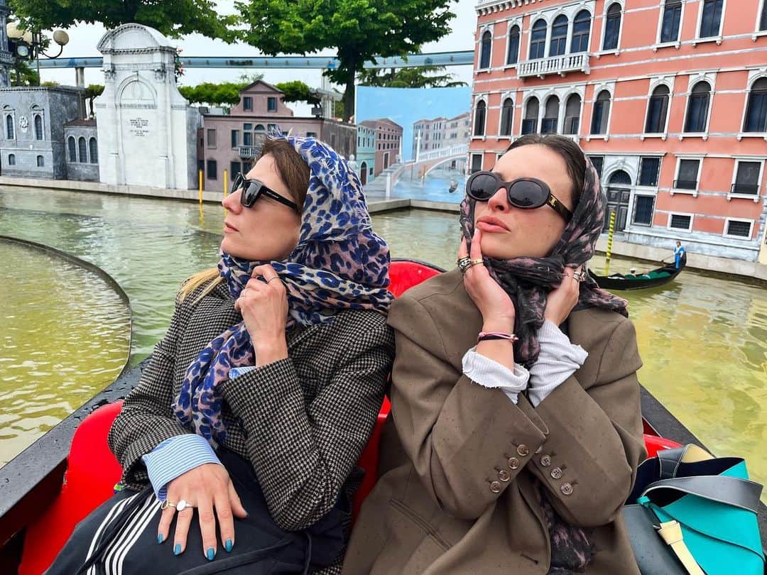 リュプカ・ゴイッチのインスタグラム：「@loreevonk 🛶🎭😜」