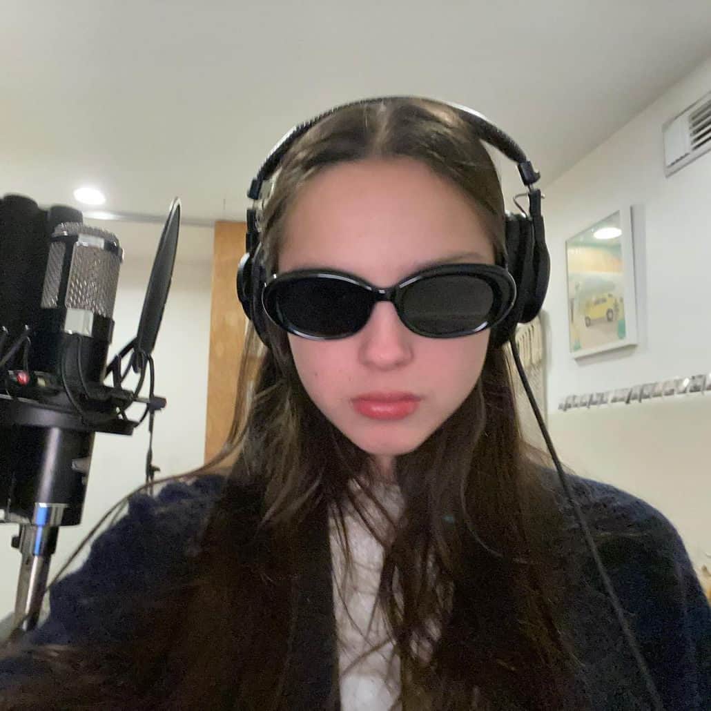 Teen Vogueのインスタグラム：「It's been two years since #OliviaRodrigo dropped her masterpiece Sour, and to celebrate, the singer may or may not have just teased new music on the way 👀 Find out more at the link in bio 💕  (📸: #rg @oliviarodrigo)」