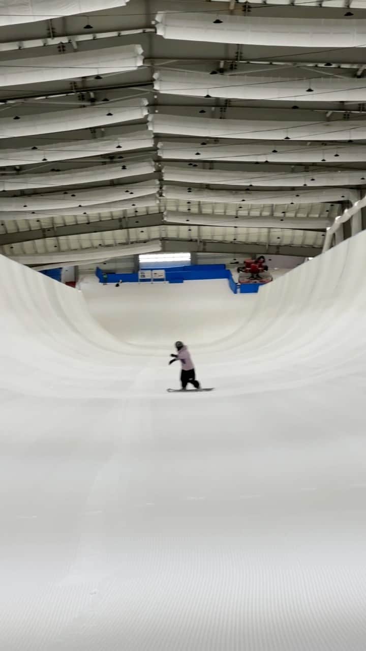 アナログクロージングのインスタグラム：「22ft indoor pipe 👀  Method-Monday brought to you by @mingsuyi  #Burton #Snowboarding」