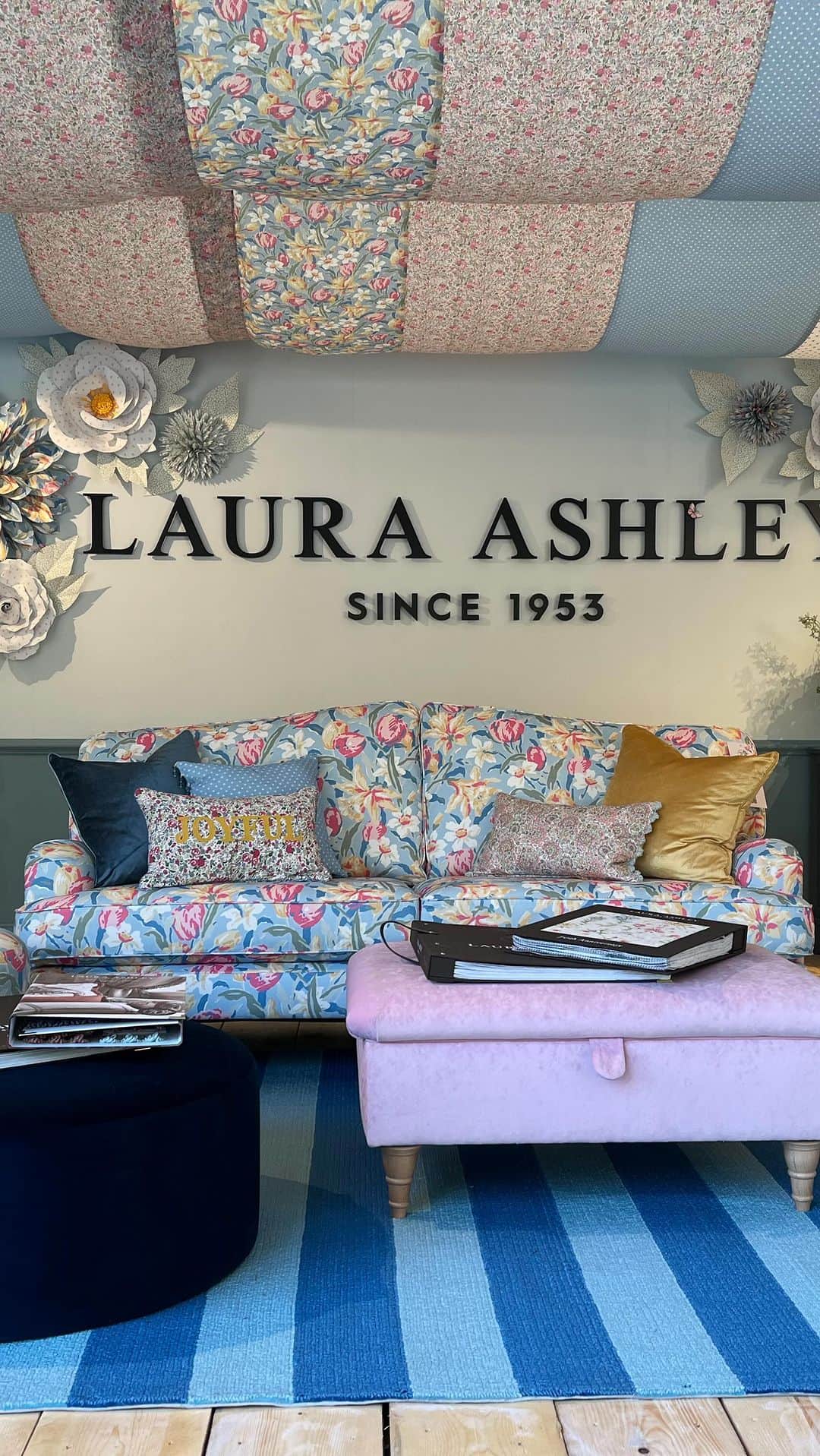 ローラアシュレイのインスタグラム：「🌸 It’s the first day of @the_rhs Chelsea Flower Show! 🌸  To celebrate 70 Years in Bloom, Laura Ashley fans will be able to immerse themselves in the ultimate floral-filled experience and meet the team at our stand from the 22-27th of May.   Will you be attending #rhschelsea ?」