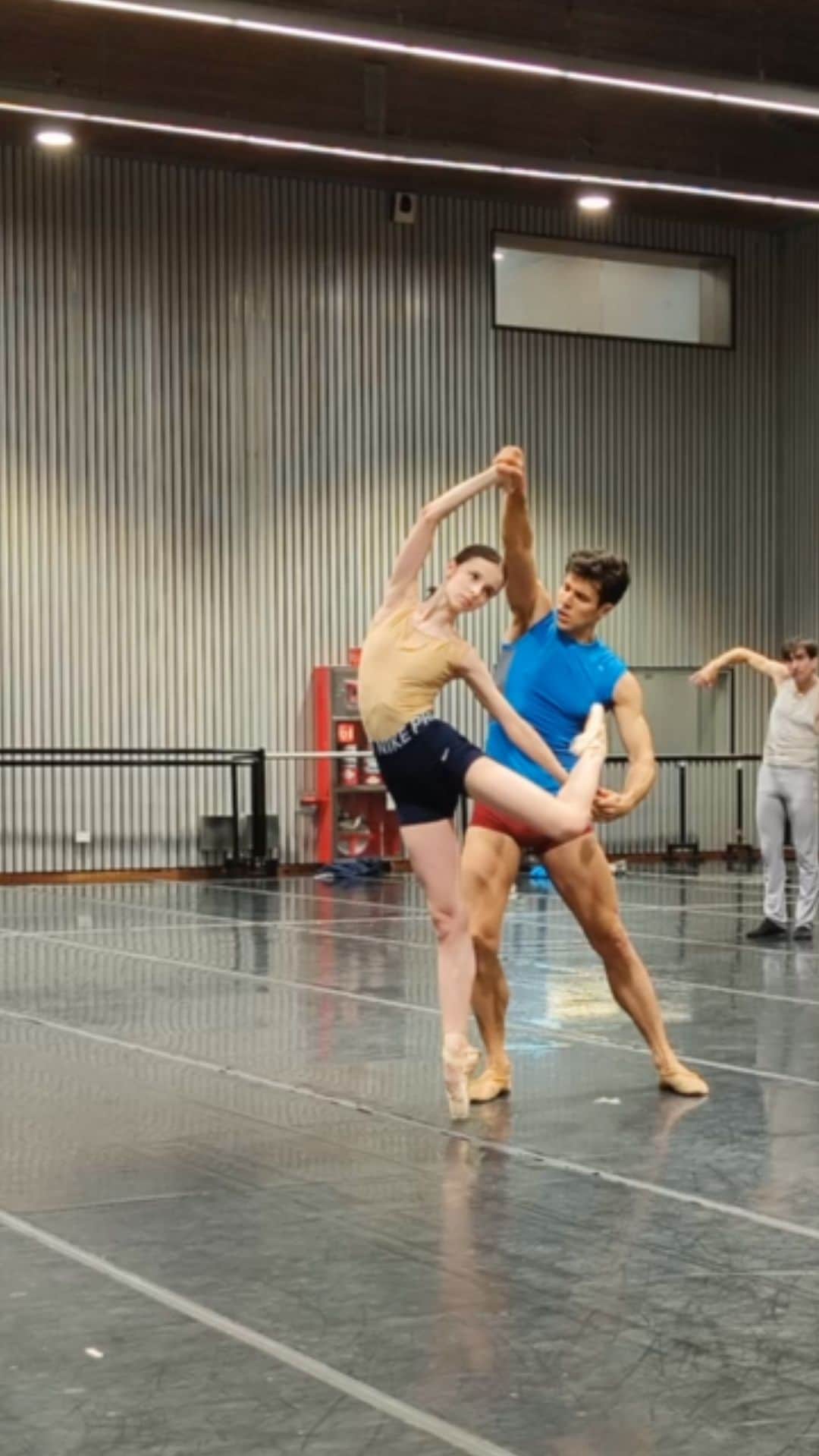 マリア・コーレワのインスタグラム：「What a DREAM 💔 Thank you @robertobolle for your trust 🙏🏻 Thank you Maestro Bigonzetti and Roberto Zamorano, thank you @teatrocolon for this Opportunity 🕊️ Looking forward to performing CARAVAGGIO on the 28th, 30th and 31st 🤞🏻  Просто мечта 💔 Спасибо огромное @robertobolle за доверие 🙏🏻 Низкий поклон потрясающему Маэстро Бигонцетти и Роберто Заморано, а также @teatrocolon за эту Возможность 🕊️ Наш КАРАВАДЖО 28го, 30го и 31го 🤞🏻」