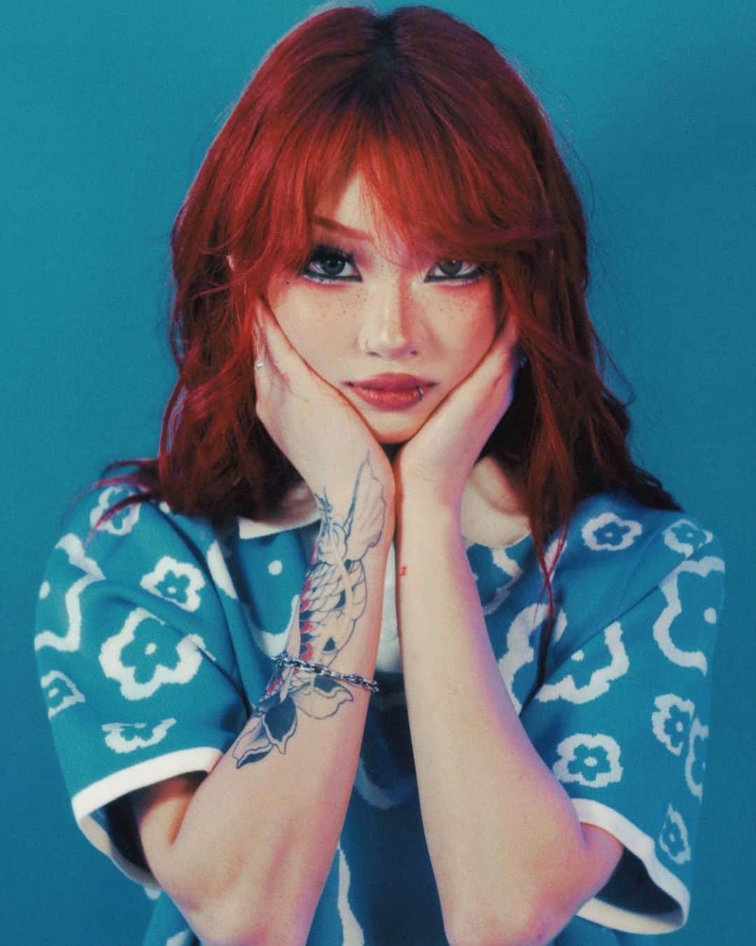 Kerrang!のインスタグラム：「Zeph has announced her debut album and released a new single called you don’t like me like that – which “is about me being tired of a guy leading me on. It’s about me falling for it even though I already know he doesn’t actually like me and wishing he would just outright tell me so I could get closure and move on.”  Listen now at the link in bio 💙  📸: @salinakilla」