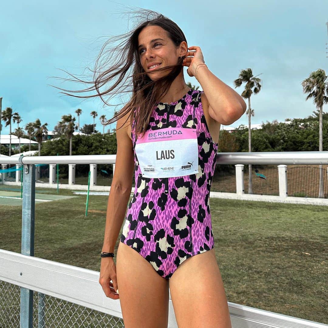 Camille LAUSのインスタグラム：「Had a lot of fun competing in the Bermuda Grand Prix 🇧🇲 Happy with the progress I’ve made over 800m (New PB: 2.03.99)  Next stop : @ifam_athletics 🇧🇪 Shout out to @unrun4254 for this new racing kit 🐆💕」