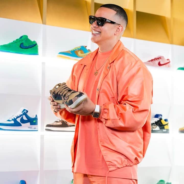 ダディー・ヤンキーのインスタグラム：「Me fui de @sneakershopping con el corillo de @complex 👟🔥 La experiencia a otro nivel con esta gente.🔝Entren a su canal de YouTube para que vean el episodio. 🐐」