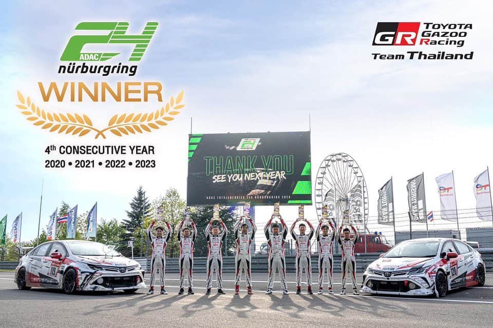 Toyota team thailandさんのインスタグラム写真 - (Toyota team thailandInstagram)「🏆WORLD CHAMPION🏆 🇹🇭4th CONSECUTIVE YEAR🇹🇭 51st ADAC TotalEnergies 24h Nürburgring สุดยอด!!! รับธงหมากรุกอันดับ 1 และ 2  มากกว่าชัยชนะ คือ ศักดิ์ศรีของคนไทย ทุกความพยายามมีความหมาย พิสูจน์ความกล้าและแกร่งที่ไม่แพ้ใครในโลก ในสนามยิ่งใหญ่ที่มีผู้เข้าชม 235,000 คน ฉลองครบรอบ 10 ปี TGRTT x 24h. Nürburgring กับแชมป์โลก 4 ปี ติดต่อกัน ทีมไทยหนึ่งเดียวในรายการ ใช้รถ TOYOTA Corolla Altis GR Sports 2 คัน ลงแข่งในรุ่น SP3 (Super Production 3) และในปีนี้รถทั้ง 2 คัน ก็ยังวิ่งได้จำนวนรอบมาสุดกว่าที่เคยทำได้ในทุกปีที่ผ่านมา รถร่วมลงแข่งขัน 131 คันด้วยกัน และมีรถที่ไม่สามารถวิ่งจบการแข่งขันถึง 43 คัน  #119 🏆WINNER 🏆 POS: 60/131 Overall Laps: 126 Best Laps: 10:08.950 Drivers:  สุทธิพงศ์ สมิตชาติ (Suttipong S.) ณัฐวุฒิ เจริญสุขะวัฒนะ (Nattavude C.) ณัฐพงษ์  ห่อทองคำ (Nattapong H.) มานัต กุละปาลานนท์ (Manat K.)  #120 🥈First Runner Up POS: 61/131 Overall Laps: 125 Best Laps: 10:20.214 Drivers:  กรัณฑ์ ศุภพงษ์ (Grant S.) เฉิน เจี้ยน หงษ์ (Chen Jian Hong) Naoki Kawamura กฤษฏิ์ วสุรัตน์ (Kris V.)  Nürburgring สนามแข่งขันในตำนานตั้งอยู่ที่เมืองนูร์เบอร์ก ประเทศเยอรมนี ที่นักแข่งและทีมแข่งรถยนต์ทั่วโลกอยากจะไปสัมผัสประสบการณ์ความท้าทาย ความหฤโหดและอันตรายเป็นอันดับต้นๆ ของโลก กับความยาวสนามกว่า 25 กม. 73 โค้งอันตราย」5月23日 1時46分 - toyotagazooracingteamthailand