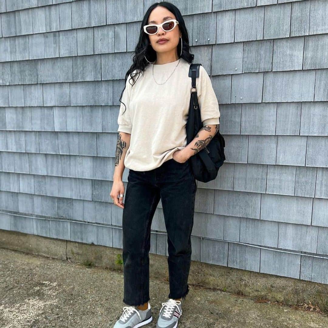 シービーズのインスタグラム：「Begin slideshow. 🎥  We love seeing you in your Royal Runners.   #styledinseavees #retrosneakers」