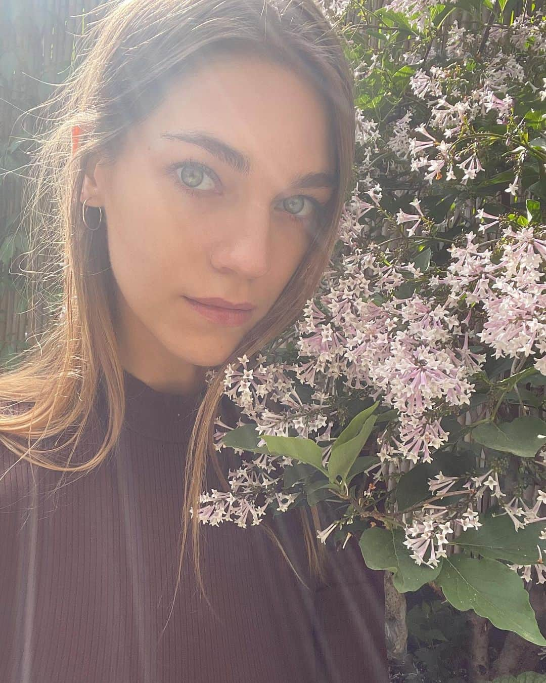 サマンサ・グラドヴィルのインスタグラム：「Lilac love and sun beams in my garden today 🌸 Every spring I’m absolutely mesmerized by how these tiny blossoms can be so intoxicatingly fragrant 💕✨ #mothernaturesbeauty #lilaclove #inmygardentoday」