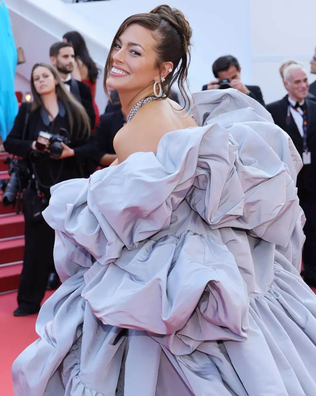 Vogue Españaのインスタグラム：「@ashleygraham en #Cannes2023 demuestra que un vestido escultural de @dolcegabbana siempre es una apuesta segura ✨」