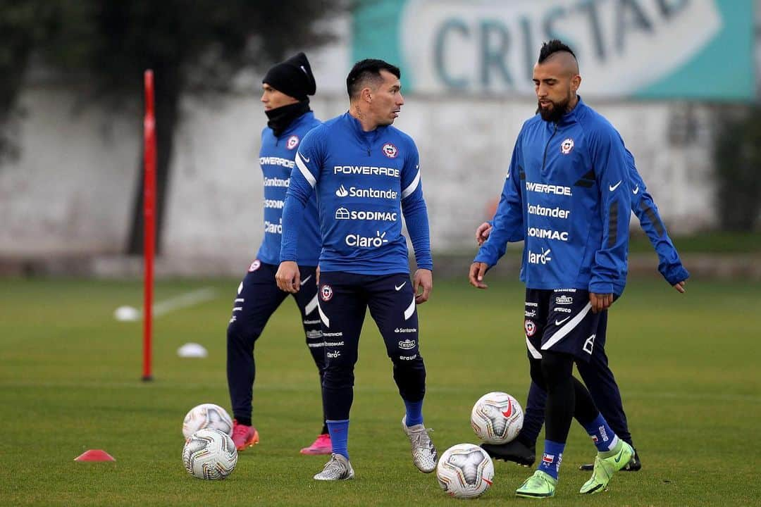 ガリー・メデルのインスタグラム：「Feliz cumpleaños hermano mío @kingarturo23oficial te quiero mi king 🎂❤️ siempre lo mejor para ti y tu familia 🥳🎉」