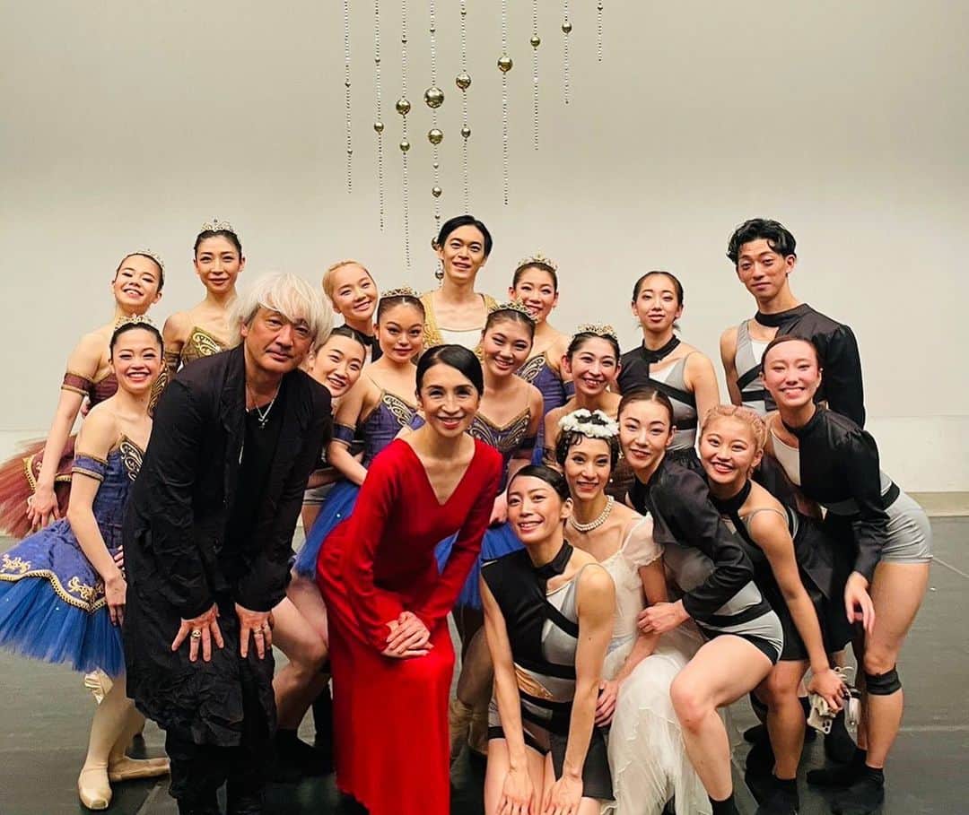 井脇幸江さんのインスタグラム写真 - (井脇幸江Instagram)「『Ballet Gala2023』 振付家&出演者全員で 無事に幕を下ろす事が出来ました。 ご来場くださった皆さま。 応援してくださった皆さまに、心からお礼を申し上げます🥰 ありがとうございました💕  「どの作品も素晴らしいし、コンテとバレエの構成も最高でした！」というようなお声を、たくさんいただきました。  それぞれの作品毎にベストを尽くし、お客様をお迎えできた事。  本番ではお客様からもエネルギーを頂戴して、心を込めてお返しできた事。  劇場でこの感動を共にした事。  大変嬉しく、今、安堵しています✨  私自身も、中村恩恵さんとの出逢いによって多くの学びがあり、途中はかなり悩みましたが、新しい扉を開ける事が出来た実感もあり、ここから先のダンサーとしての人生がまた、楽しみに思えています🌈  また、各作品のゲストの方々には、芸術監督の立場としてリハーサル指導させていただきましたが、一流のダンサーたちの謙虚さと吸収力の素早さに触れ、とても楽しく興奮しました‼️  IBCのダンサーだけでなく、オーディションで集まった若いダンサーたちには、舞台に向かうための心構えやマナーについても話す機会があり、それぞれの心に何か残っていたら嬉しいです🌱  舞台を支えるスタッフ達は、私の要求の細かさを熟知してくれていて😅私が気づかないところまで配慮してくれて、実に気持ちよく舞台に立つ事が出来ました。  私は、お客様が目にする《始めの瞬間》を大切にしたいと考えていて、ダンサーたちのビジュアルや舞台装置には特に気を配っています。  ヘアメイクさんには必ず入っていただき、普段は自分達で出来ることもプロにお願いし、特に女性のヘアスタイルは、美しく整えてもらっています💖  バレエは総合芸術です。  踊り手のテクニックを見せて拍手をいただく…そんなものではありません。  コンサート形式だからこそ、です😊💕  そんな、様々な想いの詰まった『Ballet Gala』シリーズ✨お楽しみいただけたら、嬉しいです。  これからも、Iwaki Ballet Companyを、どうぞよろしくお願いします☺️💞  @manomayumi  @yasuoatsuji  @nao_sakuma70  @rie.matsuoka.ballet  @maiko.harada__19  @jiro_hmsk  @megumi.choreographer  @yasuyukiendo  @hi_roki_7   #Ballet #Dancer #バレエ #バレエダンサー #芸術 #芸術観賞 #舞台 #stage #トスカ #大人 #美の世界 #四ッ谷 #Iwaki Ballet Company #IBC #バレエスタジオ #バレエ教師 #バレエ教室 #美しい #楽しい #人生 # 健康 #東京 #井脇幸江」5月23日 1時54分 - yukie.iwaki