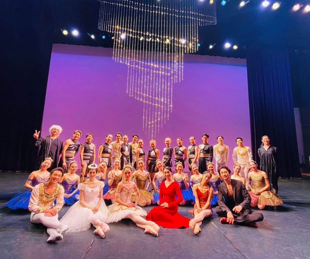 井脇幸江さんのインスタグラム写真 - (井脇幸江Instagram)「『Ballet Gala2023』 振付家&出演者全員で 無事に幕を下ろす事が出来ました。 ご来場くださった皆さま。 応援してくださった皆さまに、心からお礼を申し上げます🥰 ありがとうございました💕  「どの作品も素晴らしいし、コンテとバレエの構成も最高でした！」というようなお声を、たくさんいただきました。  それぞれの作品毎にベストを尽くし、お客様をお迎えできた事。  本番ではお客様からもエネルギーを頂戴して、心を込めてお返しできた事。  劇場でこの感動を共にした事。  大変嬉しく、今、安堵しています✨  私自身も、中村恩恵さんとの出逢いによって多くの学びがあり、途中はかなり悩みましたが、新しい扉を開ける事が出来た実感もあり、ここから先のダンサーとしての人生がまた、楽しみに思えています🌈  また、各作品のゲストの方々には、芸術監督の立場としてリハーサル指導させていただきましたが、一流のダンサーたちの謙虚さと吸収力の素早さに触れ、とても楽しく興奮しました‼️  IBCのダンサーだけでなく、オーディションで集まった若いダンサーたちには、舞台に向かうための心構えやマナーについても話す機会があり、それぞれの心に何か残っていたら嬉しいです🌱  舞台を支えるスタッフ達は、私の要求の細かさを熟知してくれていて😅私が気づかないところまで配慮してくれて、実に気持ちよく舞台に立つ事が出来ました。  私は、お客様が目にする《始めの瞬間》を大切にしたいと考えていて、ダンサーたちのビジュアルや舞台装置には特に気を配っています。  ヘアメイクさんには必ず入っていただき、普段は自分達で出来ることもプロにお願いし、特に女性のヘアスタイルは、美しく整えてもらっています💖  バレエは総合芸術です。  踊り手のテクニックを見せて拍手をいただく…そんなものではありません。  コンサート形式だからこそ、です😊💕  そんな、様々な想いの詰まった『Ballet Gala』シリーズ✨お楽しみいただけたら、嬉しいです。  これからも、Iwaki Ballet Companyを、どうぞよろしくお願いします☺️💞  @manomayumi  @yasuoatsuji  @nao_sakuma70  @rie.matsuoka.ballet  @maiko.harada__19  @jiro_hmsk  @megumi.choreographer  @yasuyukiendo  @hi_roki_7   #Ballet #Dancer #バレエ #バレエダンサー #芸術 #芸術観賞 #舞台 #stage #トスカ #大人 #美の世界 #四ッ谷 #Iwaki Ballet Company #IBC #バレエスタジオ #バレエ教師 #バレエ教室 #美しい #楽しい #人生 # 健康 #東京 #井脇幸江」5月23日 1時54分 - yukie.iwaki