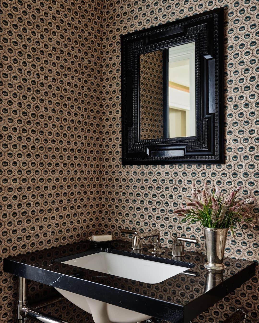 ELLE DECORさんのインスタグラム写真 - (ELLE DECORInstagram)「“We wanted this jewel box of a space to feel dark and moody,” says designer Lucy Doswell (@lucydoswellinteriors) of this patterned half bath. A graphic honeycomb patterned wallpaper from Robert Kime gives the small space plenty of charm, and the 19th-century Dutch mirror was a find at @averyanddash  Click the link in bio for the full tour, as shown exclusively on elledocor.com. Written by @davidbryannash. Photographed by @readmckendree.」5月23日 2時01分 - elledecor