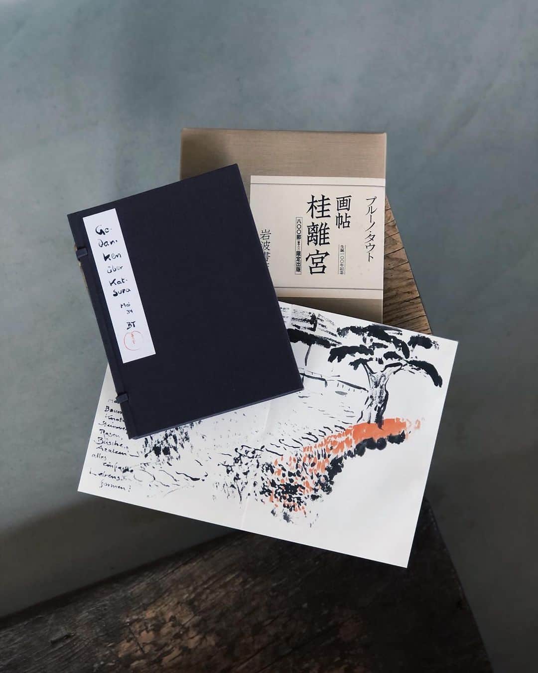 nostos booksのインスタグラム：「本日はブルーノ・タウト『画帖 桂離宮』、『名物裂 布久路』、モノブロックチェアをテーマにしたデザインプロジェクトブック、『自選芹沢銈介作品集』など41冊を入荷しました。  オンラインストアへは商品タグをタップ◯ 　 入荷本からおすすめ10選  ----------  1冊目 『画帖 桂離宮』 近代を代表する建築家、ブルーノ・タウトが京都の桂離宮の機能美や感動を描き留めた画帖。日本のすぐれた古典建築に触れ、芸術的、建築的立場からの見解を文章、スケッチにて収録。タウト生誕から100周年を記念して復刻したもの。限定800部。別冊解説付属。   ----------  2冊目 『名物裂 布久路 全3冊揃』 茶入や薄茶器、茶碗、挽家などの茶道具類を包む「仕覆（しふく）」を集めた写真資料集。名物裂・古代裂が用いられ、茶人の好みで仕立てられたあらゆる「仕覆」を紹介。貴重な織物の色合いや柄をカラーで収録。  ----------  3冊目 『Things』 オランダのボイマンス・ヴァン・ベーニンゲン美術館のコレクションからクリエイティブなデザインの品々を集めた一冊。ソニーの「ウォークマン」、Philipsの「アイロン」、Lucie Rie「きゅうす」など、10の言語と写真で紹介。  ----------  4冊目 『220℃ Virus Monobloc: The Infamous Chair』 世界中の庭やスナックバー、キャンプ場などで見かけるスタッキング可能なプラスチック製の椅子「モノブロックチェア」をテーマにしたデザインプロジェクトを書籍化。フィリップ・スタルク、ジェルシー・シーモアら著名デザイナーによる皮肉とユーモアあふれるオマージュを収録し、ありふれた椅子の可能性を引き出す1冊。   ----------  5冊目 『〈折り〉の設計』 ペーパーアート&クラフトに関する書籍を30冊以上執筆し、学生からナイキなどの企業まで「折りのコンサルタント」を行うポール・ジャクソンの、「折り」についての資料集。様々なプリーツの折り方を、図版・テキストとともに収録。ファッション、建築、インテイリアデザインなどバリエーション豊かに紹介。  ----------  6冊目 『自選芹沢銈介作品集 上下揃』 型絵染の人間国宝・芹沢銈介の作品集、上下揃。上巻には布染め、下巻には装丁、挿画、挿絵、紙染めを主とした作品をモノクロとカラーで多数収録。一点一点の作品の美しさと世界観を味わうことができる。上巻には芹沢銈介の師である柳宗悦や、陶芸家の濱田庄司、実業家の大原総一郎によるエッセイを、下巻には美術史家の水尾比呂志によるエッセイをそれぞれ掲載。  ----------  7冊目 『起源』 写真家、増浦行仁の作品集。限られた人しか上陸できない「神宿る島」といわれる沖ノ島と、宗像大社や宗像一族が眠る古墳群などを撮影したもの。島全体が宗像大社の神領となる沖ノ島、自然の中に佇む社、神聖な儀式などをモノクロとカラーで収録。   ----------  8冊目 『世界の民族服をたずねて』 服飾評論家で女優の市田ひろみが、世界中の民族服について紹介した資料集。イスラム、アジア、ヨーロッパ、アメリカ大陸など世界各国の個性豊かで美しい民族服を、写真とテキストで解説。衣装の特徴をはじめ、その土地の特色や、歴史的背景などが、実際に現地へ訪れた際の気付きなどとともに綴られてる。  ----------  9冊目 『Charlotte Perriand: The Modern Life』 フランスの建築家でありデザイナー、シャルロット・ペリアンの研究書。ペリアンが手がけた代表的な家具デザイン、建築プロジェクト、そして未公開のスケッチブックを紹介し、彼女の創作プロセスとデザイン史における位置づけに新たな光を当てる。  ----------  10冊目 『日本の仮面 神々の宴』 東北から沖縄まで、日本各地に伝わる神楽面、狂言面、田楽面などを多数掲載。さまざまな仮面の起源、用途、役割などを解説。  ----------  店舗情報はこちら @nostosbooks  ----------  #ブルーノタウト #nostosbooks #ノストスブックス #祖師ヶ谷大蔵 #砧」