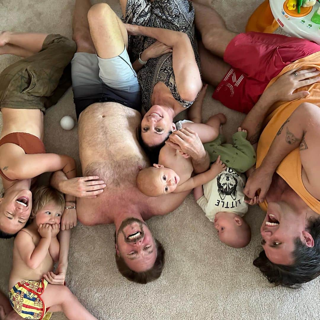 ブリアナ・エヴィガンのインスタグラム：「What it looks like and sounds like to be home… big ole cuddle puddle. @vanessaevigan we are patiently waiting for you guys and 2 more cousins to be in this mix!!!! Hurry back! ❤️🥳🥹🙌🏼😍」