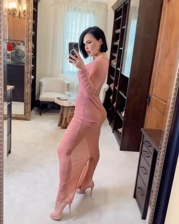 Julia Gilasのインスタグラム：「The dress must follow the body of a woman, not the body following the shape of the dress. 💄👠」