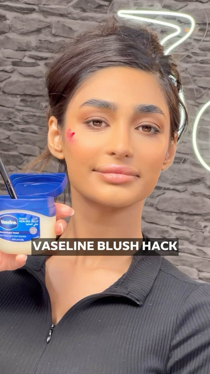 Makegirlzのインスタグラム：「بلشر قلوي بكل سهولة 💫  Vaseline blush hack 💫  talented @layla.shehab_ 💫  خصومات الصيف من بوتيكات تصل لغاية 50%؜ "   ‎#بوتيكات #Boutiqaat #الكويت #السعودية #الامارات #عمان #البحرين #قطر #العراق#hack #makeuphack #makeup #contour #blusher  ‎‏#makeupforever #maccosmetics  #mac #benefit  #benefitcosmetics」