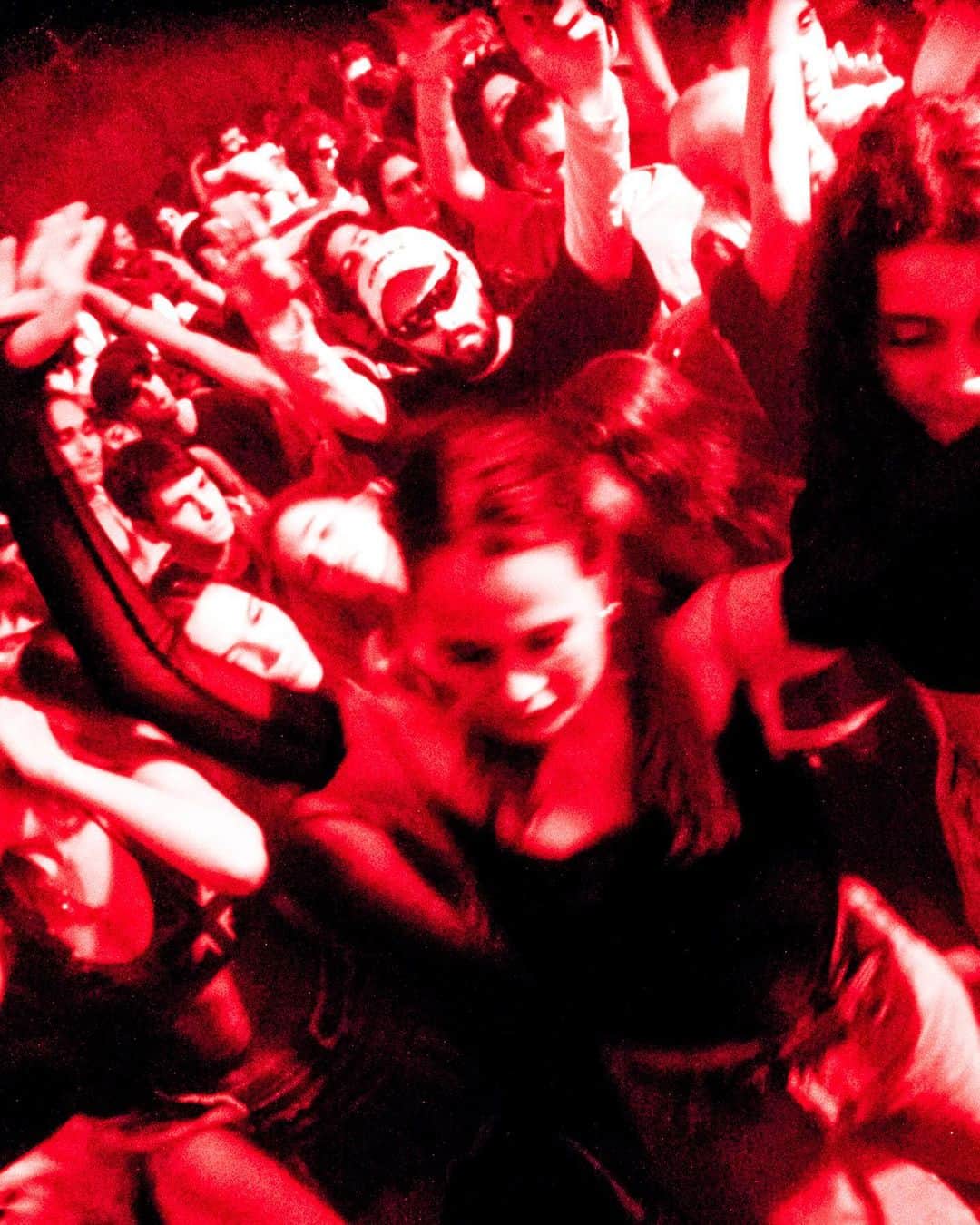 ディーゼルのインスタグラム：「The great beauty.  @nts_radio x Diesel TRACKS free rave took place May 19th in Rome. The live celebration of music, club culture, partying and self expression was co-curated by Italian art, culture and club collectives @nero_editions, @club_adriatico and @slip.mode. Live performances included @lorenzo_senni, @evissimax, @pandorasjukebox, @qursarina and @johnglacier.    Discover more at the link in bio.   #NTSxDieselTRACKS #ForSuccessfulLiving」