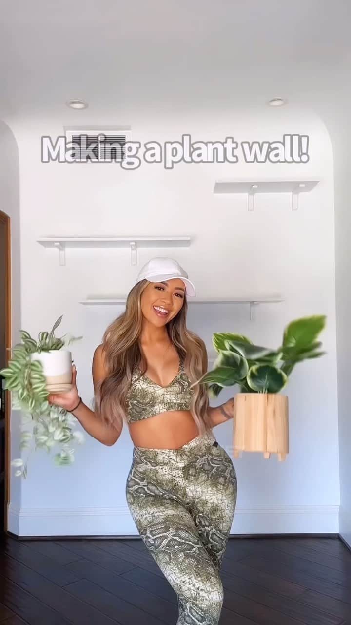 リアン Vのインスタグラム：「Making a plant wall! 🪴 What do you guys think? 😊🌱」