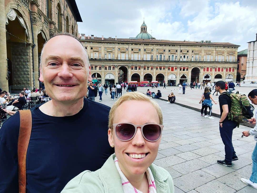 ティーネ・ティング・ヘルセットのインスタグラム：「A couple of wonderful days in Bologna! Hanging out with @gunnarflagstad and doing a recital at @musica_insieme_bologna 😎 Such a warm audience ❤️ Hope to be back soon! Now off to Singapore 🇸🇬 #italy🇮🇹 #hotelroompracticing #milesdavis #sightseeing #bologna #espresso」