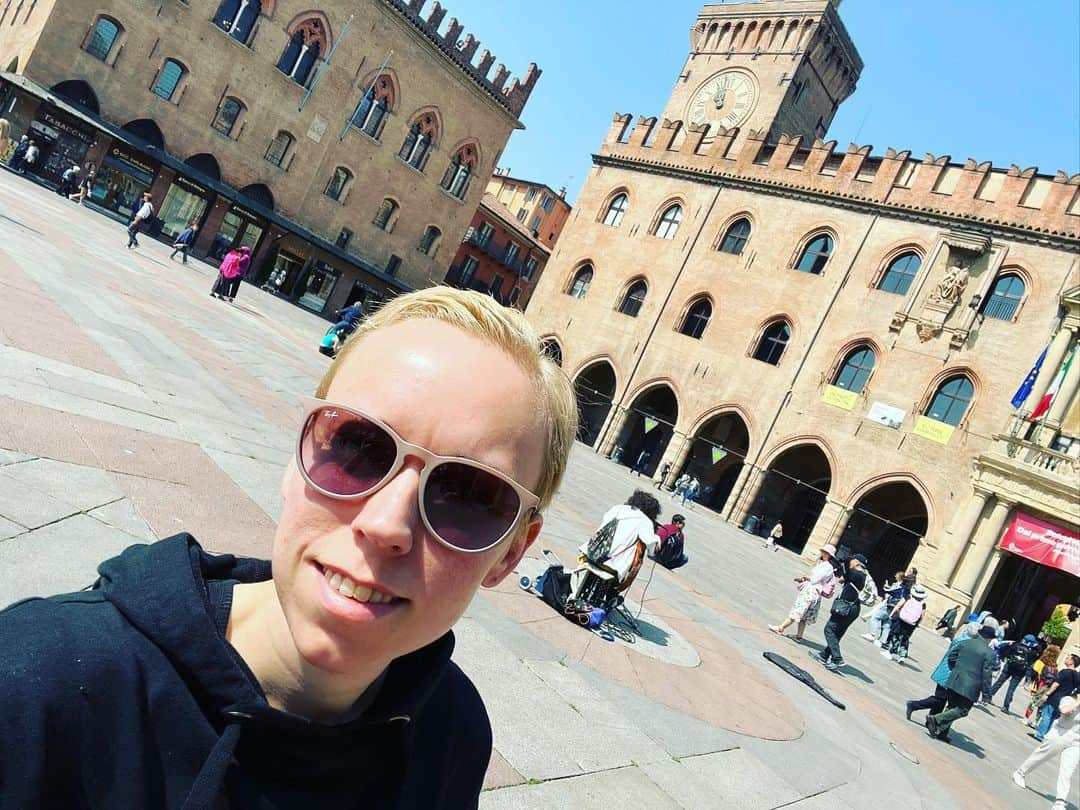 ティーネ・ティング・ヘルセットさんのインスタグラム写真 - (ティーネ・ティング・ヘルセットInstagram)「A couple of wonderful days in Bologna! Hanging out with @gunnarflagstad and doing a recital at @musica_insieme_bologna 😎 Such a warm audience ❤️ Hope to be back soon! Now off to Singapore 🇸🇬 #italy🇮🇹 #hotelroompracticing #milesdavis #sightseeing #bologna #espresso」5月23日 2時43分 - tinethinghelseth