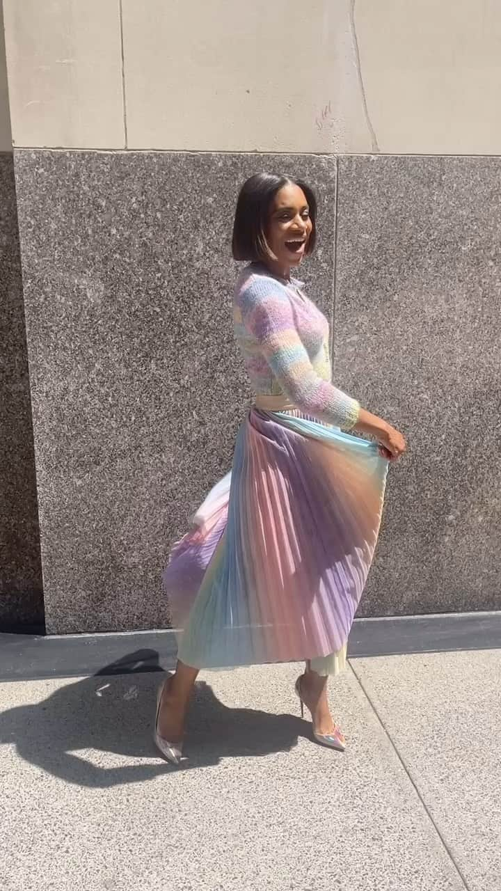 Kelly McCrearyのインスタグラム：「Felt like a sweet rainbow confection for @tamronhallshow last week in NYC!   Credits: @elizabeth.semande @marjthestylist @andriamichellebush and @n.colebueno 🌈🦄✨」