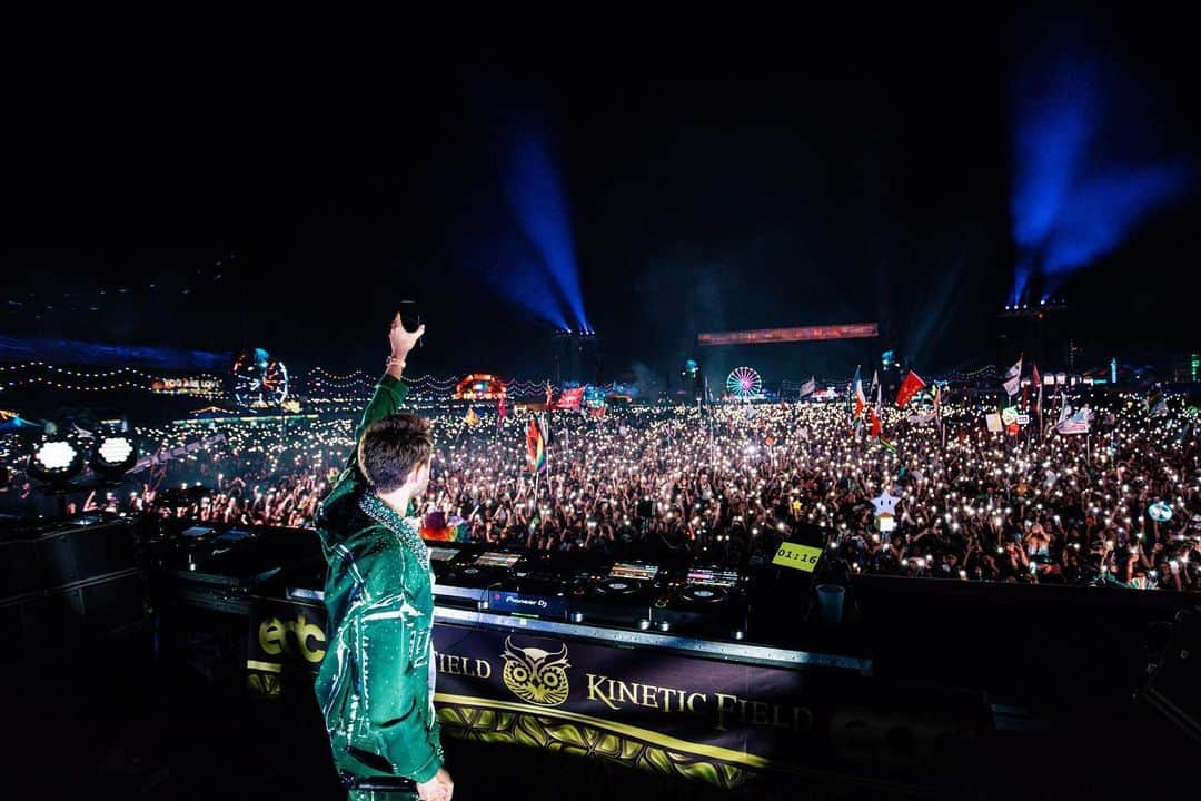 ゼッドさんのインスタグラム写真 - (ゼッドInstagram)「EDC that felt truly magical.  Sometimes playing a stage THIS big can make you feel disconnected from the audience but this time around I really felt the connection, the energy, positivity and love.  Thanks so much to @edc_lasvegas and all you amazing people for making this a special one 🥹♥️.  Big thanks to my brother @martingarrix for coming on stage and surprising the crowd!!!   📸: @ai.visuals」5月23日 2時58分 - zedd