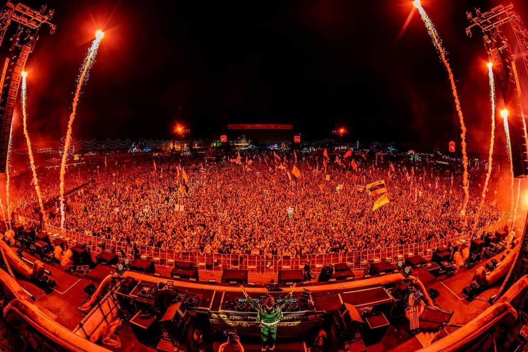 のインスタグラム：「EDC that felt truly magical.  Sometimes playing a stage THIS big can make you feel disconnected from the audience but this time around I really felt the connection, the energy, positivity and love.  Thanks so much to @edc_lasvegas and all you amazing people for making this a special one 🥹♥️.  Big thanks to my brother @martingarrix for coming on stage and surprising the crowd!!!   📸: @ai.visuals」