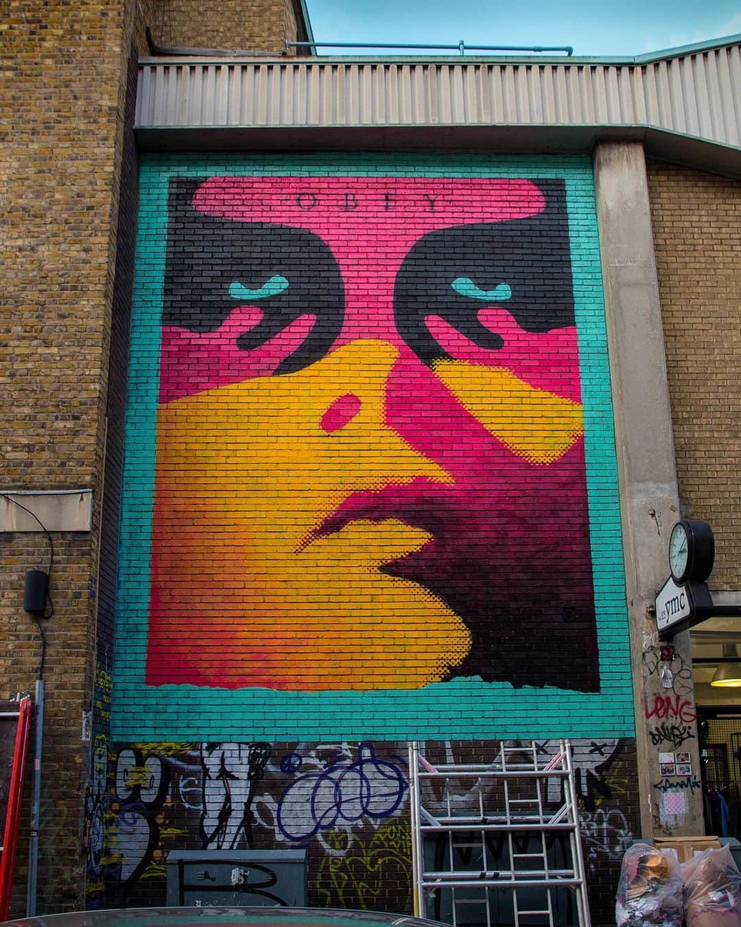 Shepard Faireyさんのインスタグラム写真 - (Shepard FaireyInstagram)「Here’s a throwback to the making of my “Shadowplay” mural outside of the Truman Brewery in London, 2019. I was excited, but anxious to execute this mural, because the halftone and gradient were new technical territory for me, but crucial to the aesthetics of the face. –Shepard」5月23日 2時51分 - obeygiant