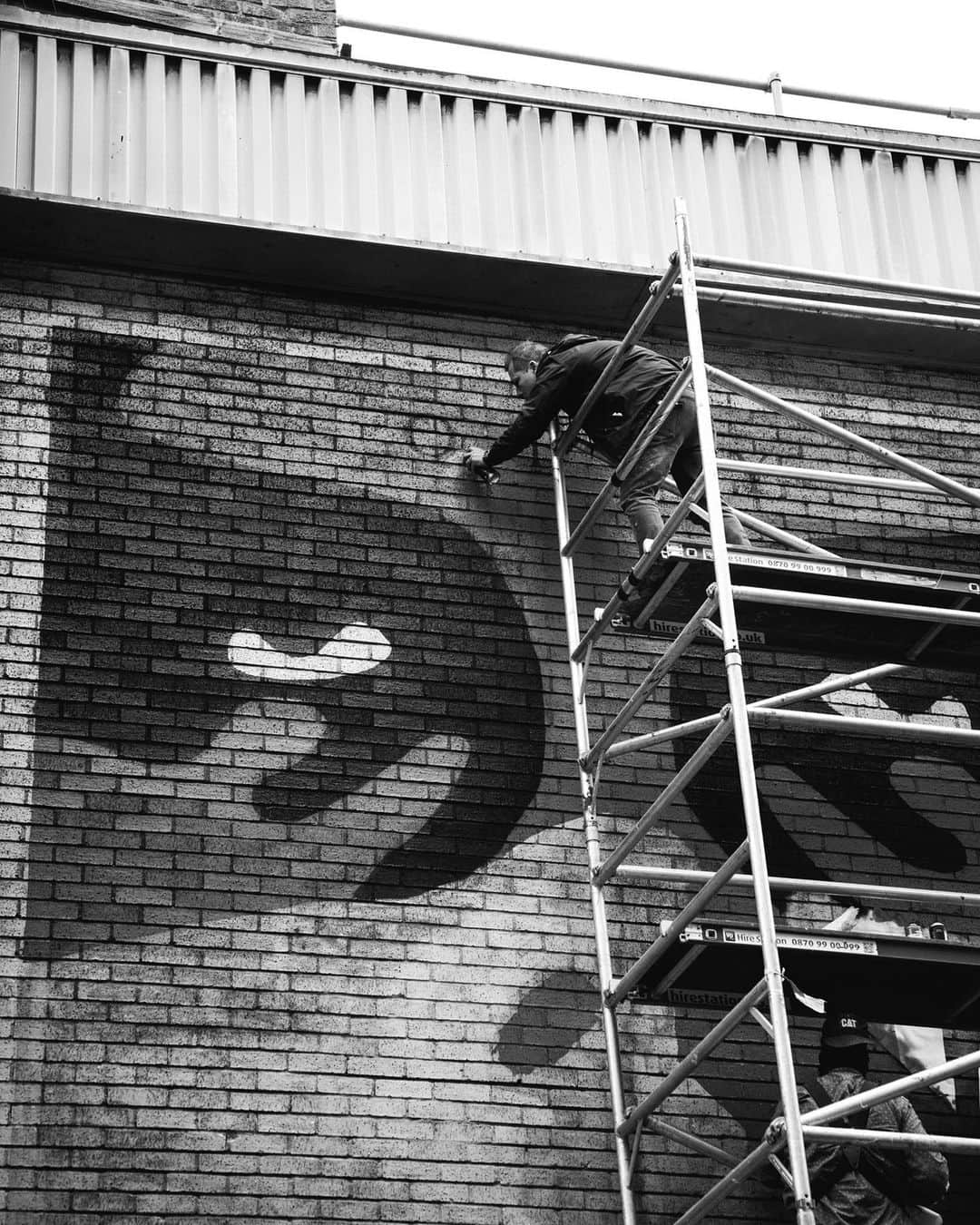 Shepard Faireyのインスタグラム：「Here’s a throwback to the making of my “Shadowplay” mural outside of the Truman Brewery in London, 2019. I was excited, but anxious to execute this mural, because the halftone and gradient were new technical territory for me, but crucial to the aesthetics of the face. –Shepard」