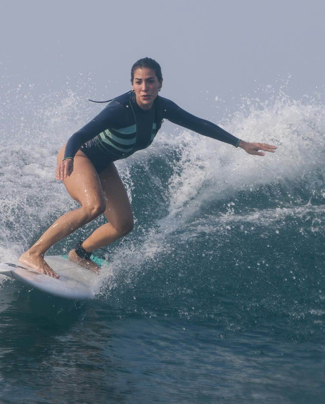 Rachel Apollonioさんのインスタグラム写真 - (Rachel ApollonioInstagram)「Fui no meu primeiro @coolture_life em 2019 e foi TAO especial, que to em mais um 🥹🫶🏽 O coolture é um projeto de surf feminino pelo mundo, desenvolvido pela @claudinhagoncalves onde a gente evolui no surfe e tbm faz conexões especiais 🤍 achei incrível ver o QUANTO o projeto cresceu em 4 anos 🥰 e dessa vez, com o apoio do @surfcity (um projeto local que visa desenvolver o país também através do surfe) 🌊 tem sido muito legal ver de perto o potencial das direitas! Ja sinto que to evoluindo bastante em poucos dias graças a esse paraíso e a essa equipe mtoooo capacitada que da todo suporte 🫶🏽🫶🏽🫶🏽🫶🏽 E ainda nao posso deixar de comentar, o privilégio que é ter @anacatarinaphoto registrando esses momentos, sou sua fã, amiga ❤️」5月23日 2時55分 - rachelapollonio