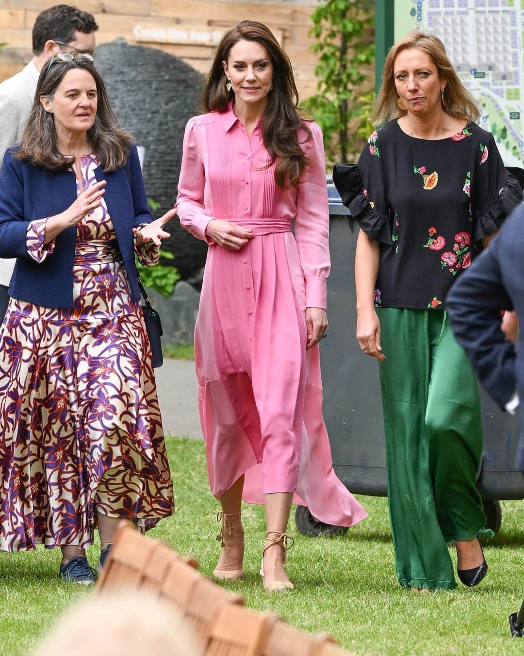 Just Jaredさんのインスタグラム写真 - (Just JaredInstagram)「Princess Catherine of Wales enjoys a picnic event with about 10 school classes during the Chelsea Flower Show, where they learned about the importance of flowers, insects, gardening and more. #KateMiddleton #PrincessCatherine #PrincessofWales Photos: Getty, Backgrid」5月23日 3時04分 - justjared