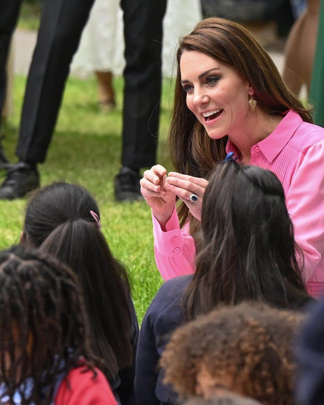 Just Jaredさんのインスタグラム写真 - (Just JaredInstagram)「Princess Catherine of Wales enjoys a picnic event with about 10 school classes during the Chelsea Flower Show, where they learned about the importance of flowers, insects, gardening and more. #KateMiddleton #PrincessCatherine #PrincessofWales Photos: Getty, Backgrid」5月23日 3時04分 - justjared