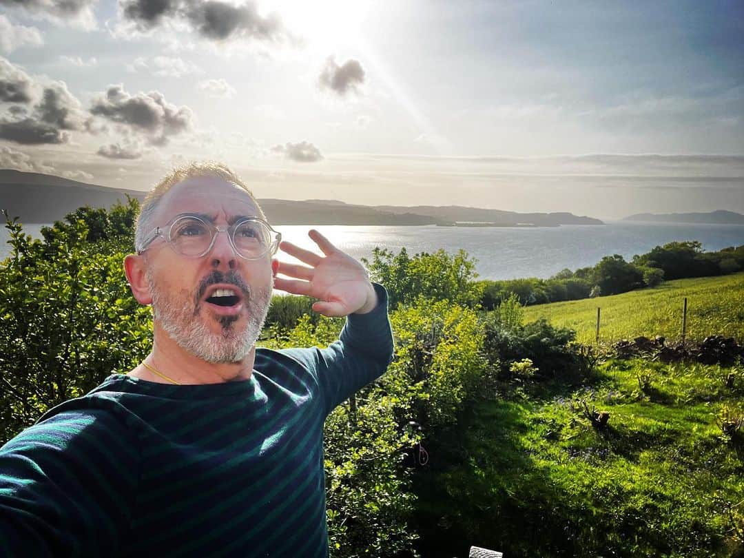 アラン・カミングのインスタグラム：「Can you hear it? It’s the Sound of Mull!」
