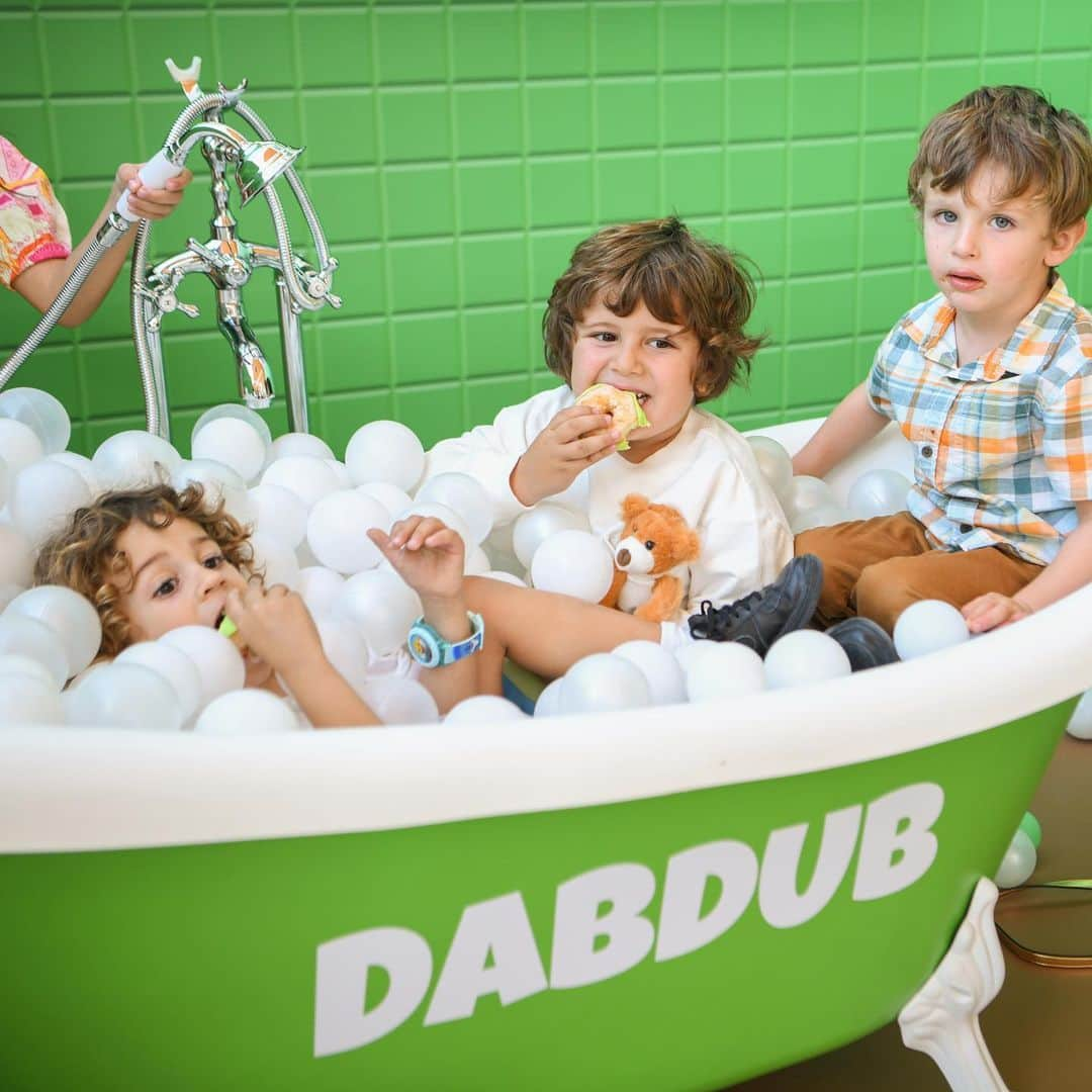 ジョエル・マーディニアンさんのインスタグラム写真 - (ジョエル・マーディニアンInstagram)「DABDUB is simply a range of BABY products with a BIG HEART ❤️ each time you purchase @dabdub we give back to Orphanages through THE RED CRESCENT 🌙❤️ DABDUB is also .AFFORDABLE  .PARABEN FREE .SULPHATE FREE  .Vegan .CRUELTY FREE  NO EXCUSE NOT TO LOVE DABDUB BABY 🧸💚🍏」5月23日 3時33分 - joellemardinian