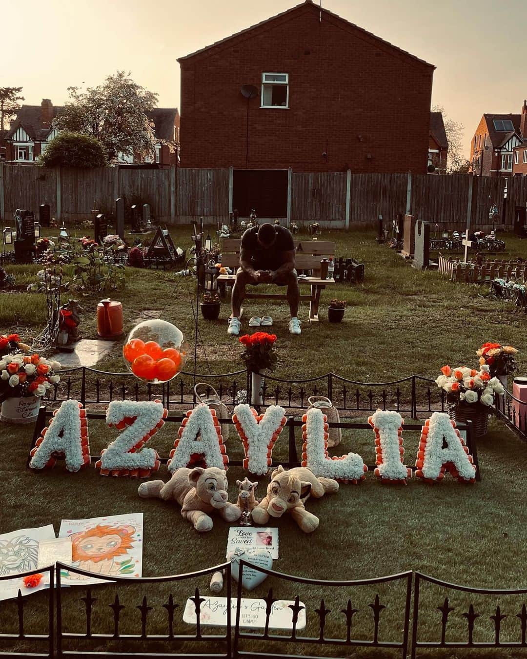 アシュリー・ケインのインスタグラム：「Yesterday was a very difficult day being the 2nd anniversary since we lay Azaylia to rest.   That being said, it was important for me to face it head on in the fighting spirit that she always so gracefully and courageously showed.   I took her flowers, said my prayers, spoke my truths of how I’m feeling without her and also asked family of the neighbouring resting places if they would mind if I spent a few hours on my kayak erg in the gardens next to her to relieve some emotions, free my mind and show her that daddy is still fighting - in which they were more than happy to give me their blessing.   We also had the privilege of returning to @bham_childrens receiving recognition for the 2nd consecutive year as one of their 100 heroes, accepting an award on behalf of @theazayliafoundation and in honour of our beautiful daughter herself.  It was hard to be in such an environment on this day but truly humbling to stand alongside such remarkable individuals who dedicate their time to having a positive and life saving impact on children’s lives.   Thank you for all of your beautiful messages of love, strength, support and remembrance of my little princess yesterday. & thank you to every single one of you who have donated, fundraised and supported. Because of you we can continue this amazing legacy and our mission to give children with cancer a brighter future. 🧡」