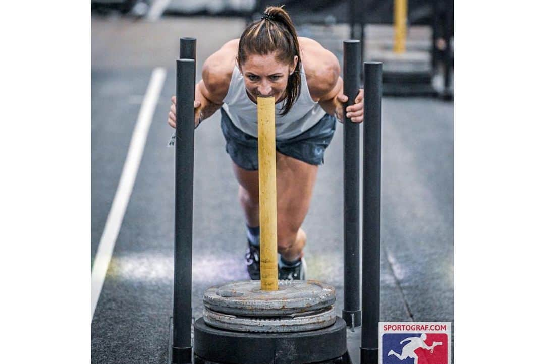 イブ・ミュアヘッドさんのインスタグラム写真 - (イブ・ミュアヘッドInstagram)「HYROX ✅   Set out to have some fun, worked hard and got a podium finish 😀 Open individual women’s - 1.09.51 2nd age group 3rd overall female   Thank you to @hyroxuk @hyroxworld for putting on an amazing event #HYROX  @castore_sportswear」5月23日 3時32分 - evemuirhead