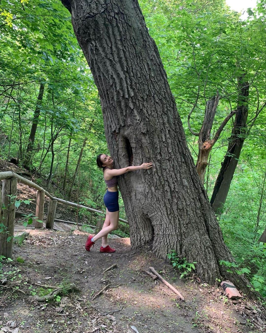 アヤカ・ウィルソンさんのインスタグラム写真 - (アヤカ・ウィルソンInstagram)「Grounding🌱Earthing🌱Feeling all the energy from the Mother Earth 🤍  今日はランニングの後に友達とトロント都内にあるデイビッド公園のトレッキングコースの一部を散歩してきたよ🌱👣  普段は芝生でグラウンディングしてるんだけど、林の中だと一段と地球のエネルギー感じれて最高だった🌱🤍 魂を落ち着かせてすべてとひとつになるの。  私の体はいつかこの地に帰るんだ♡  #grounding  #earthing #グラウンディング」5月23日 3時37分 - ayakawilson_official