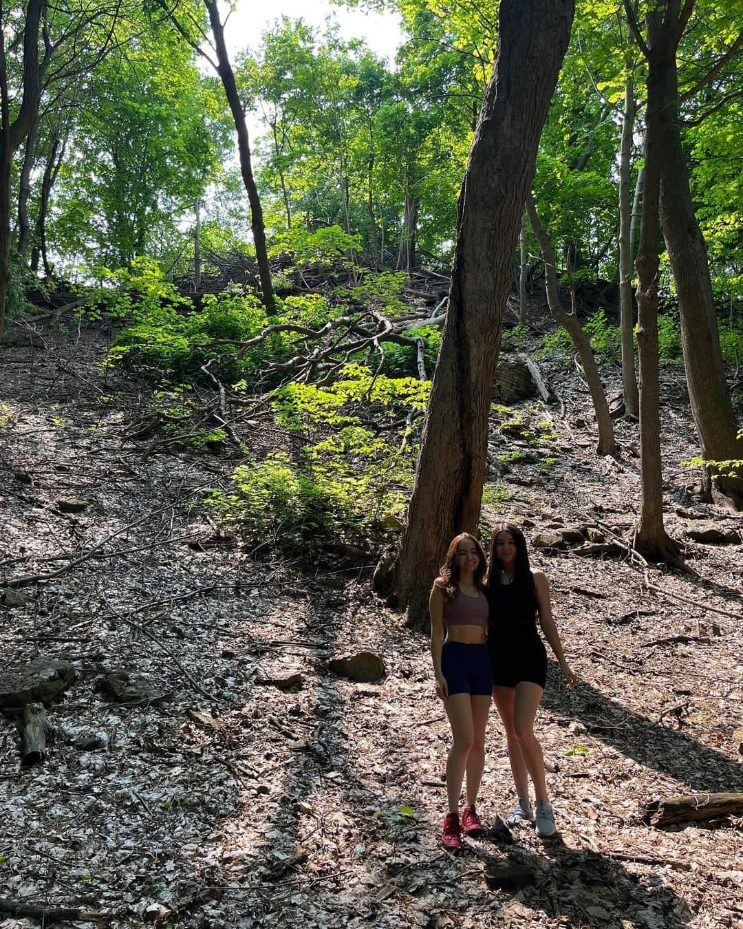 アヤカ・ウィルソンさんのインスタグラム写真 - (アヤカ・ウィルソンInstagram)「Grounding🌱Earthing🌱Feeling all the energy from the Mother Earth 🤍  今日はランニングの後に友達とトロント都内にあるデイビッド公園のトレッキングコースの一部を散歩してきたよ🌱👣  普段は芝生でグラウンディングしてるんだけど、林の中だと一段と地球のエネルギー感じれて最高だった🌱🤍 魂を落ち着かせてすべてとひとつになるの。  私の体はいつかこの地に帰るんだ♡  #grounding  #earthing #グラウンディング」5月23日 3時37分 - ayakawilson_official